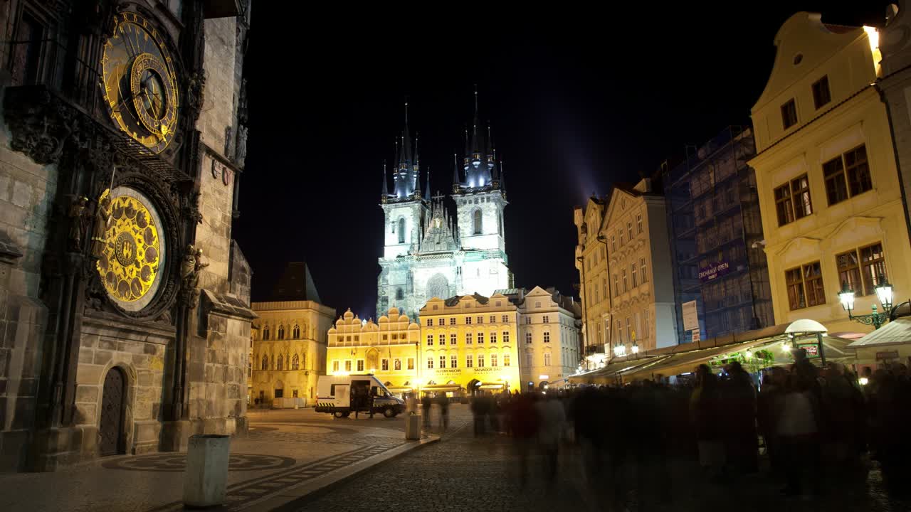 Vista notturna dell'orologio astronomico medievale nella Piazza della Città Vecchia a Praga, Repubblica Ceca