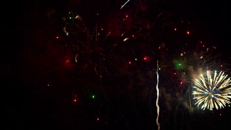 Schönes-Buntes-Feuerwerk-In-Der-Nacht