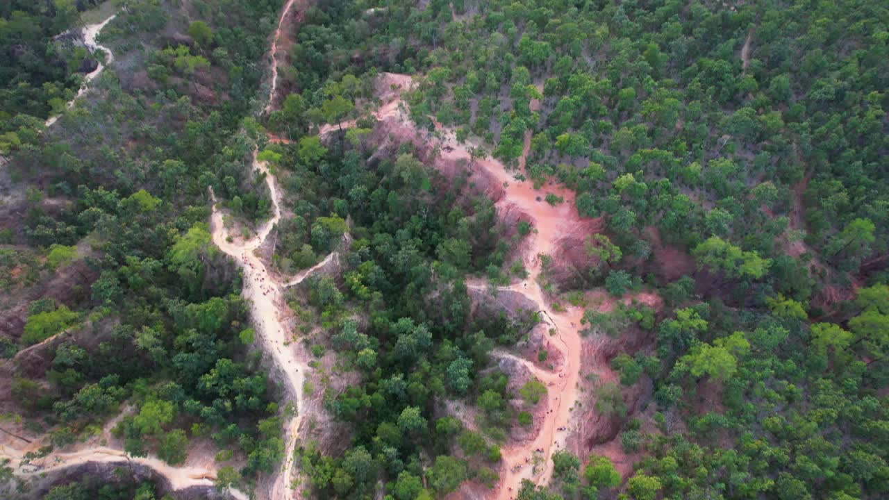 video de avión no tripulado de 4k mirando hacia abajo en el cañón de pai en tailandia, y luego panorámica hacia la hermosa puesta de sol detrás de los acantilados en la distancia