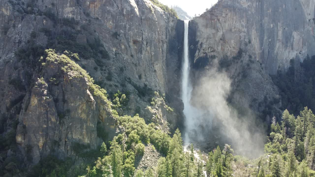 Upper Yosemite Falls, Yosemite National Park, California USA.