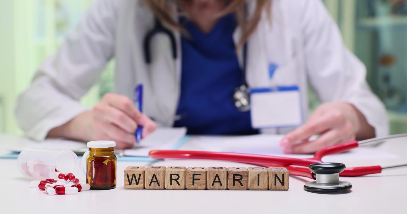 Lege administrerer warfarinmedisin i en klinisk setting med ekspertise og omsorg.