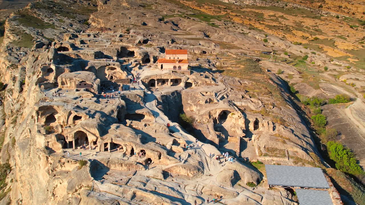 Doğu Gürcistan'daki kayaya oyulmuş Uplistsikhe kasabası üzerinde uçuş. Eşsiz kaya oyma mimarisi ve UNESCO mirası.