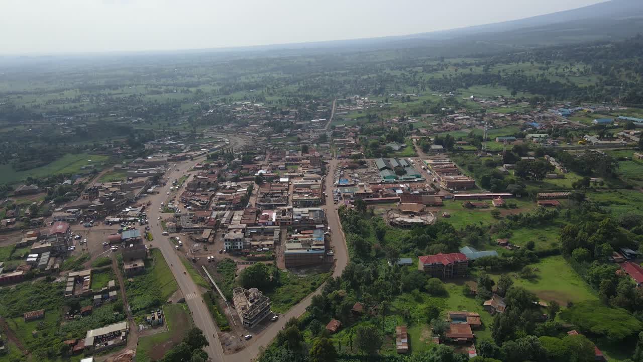 vista panorámica de la ciudad rural loitokitok en el condado de kajiado, kenia - toma aérea de drones