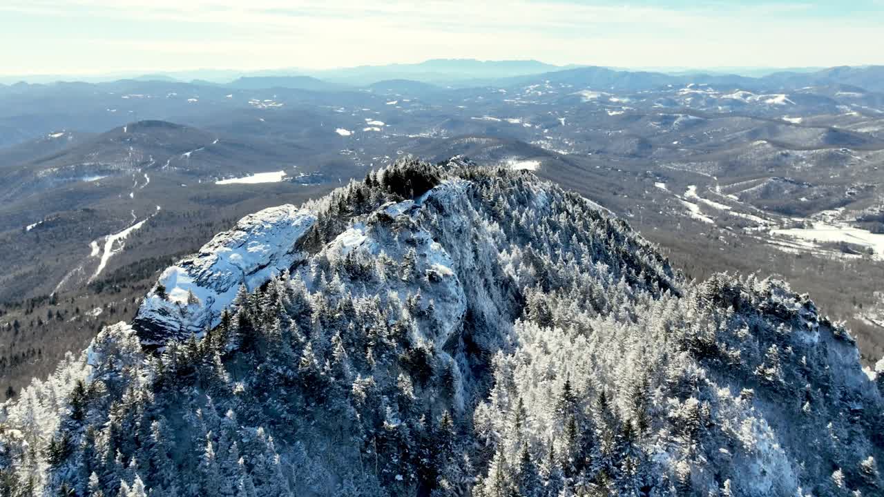 스노우와 림 아이스 (snow and rime ice) 는 노스캐롤라이나 주 파더 마운틴 (grandfather mountain) 의 정상에 있다.