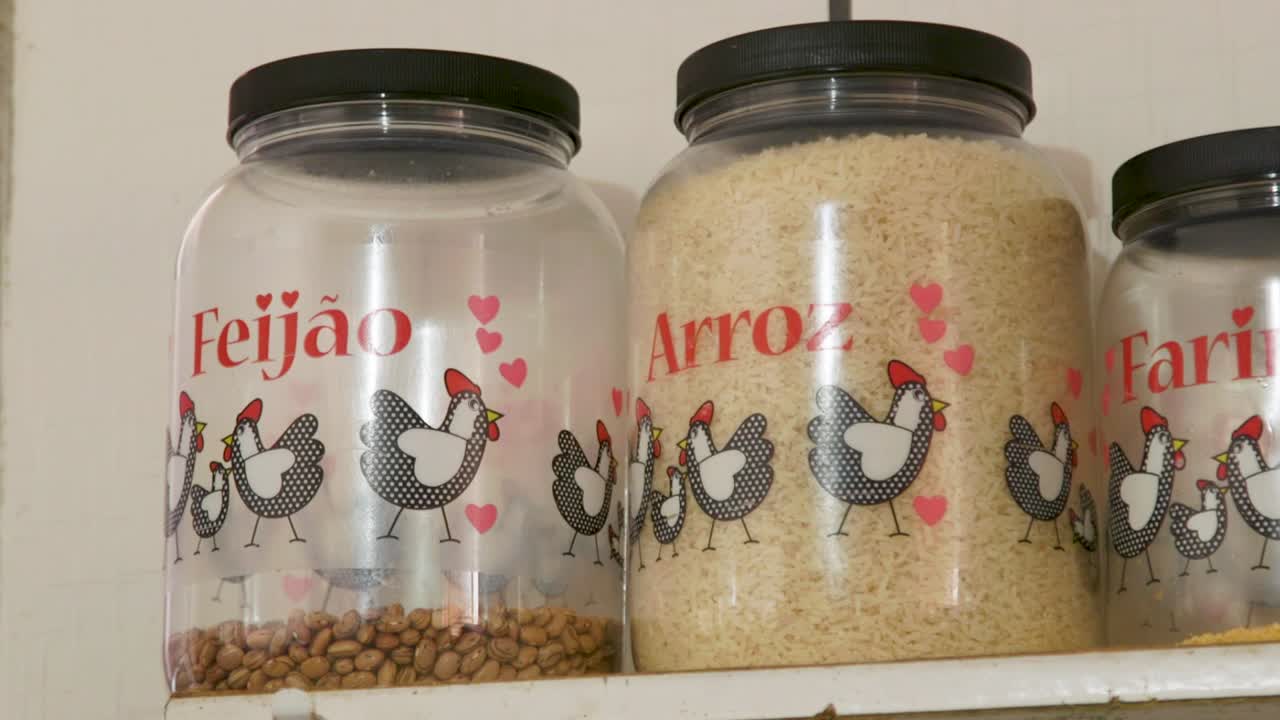 arroz y frijoles dentro de frascos en brasil