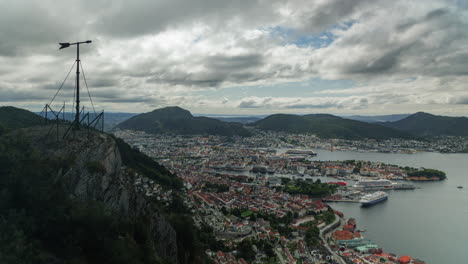 La-Hermosa-Vista-Desde-Sandviksfjellet-En-La-Cima-De-Stoltzekleiven