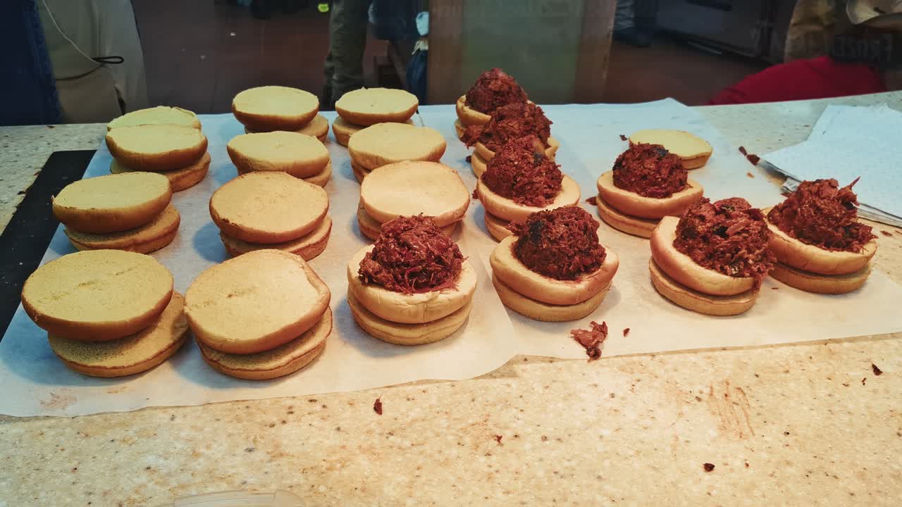 Verse barbecuesandwiches worden bereid in Buc-ee's Florida