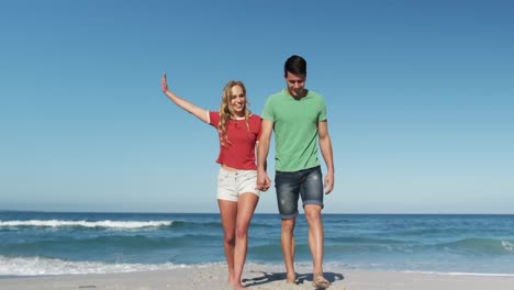 Pareja-Enamorada-Disfrutando-Juntos-De-Tiempo-Libre-En-La-Playa