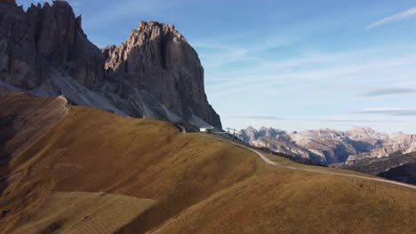 Geschlossener-Skilift-Mitten-Im-Herbst,-Der-Auf-Den-Ersten-Schnee-Wartet