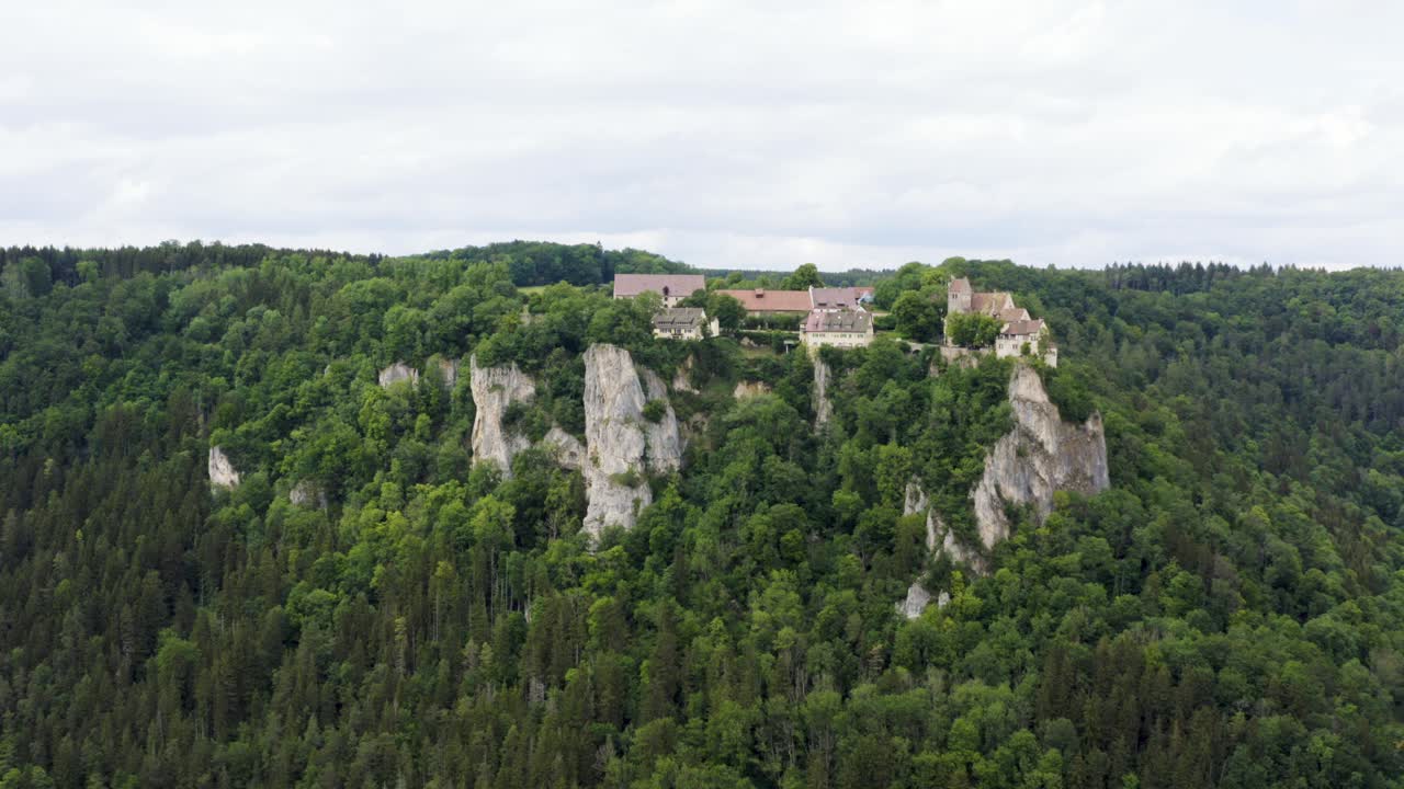 vista aérea del castillo histórico en colinas empinadas en el sur de alemania