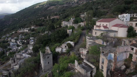 en tiempo de vuelo: gairo vecchio, una ciudad fantasma desde arriba en la isla de cerdeña