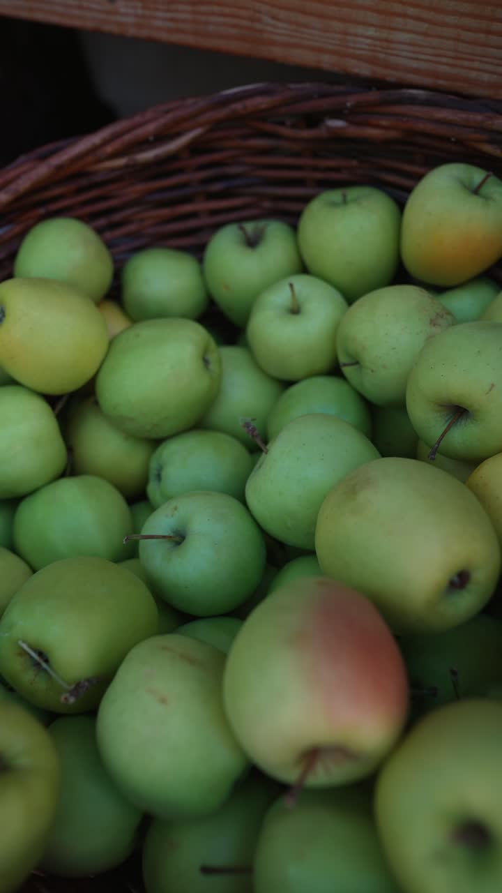 manzanas verdes en una canasta
