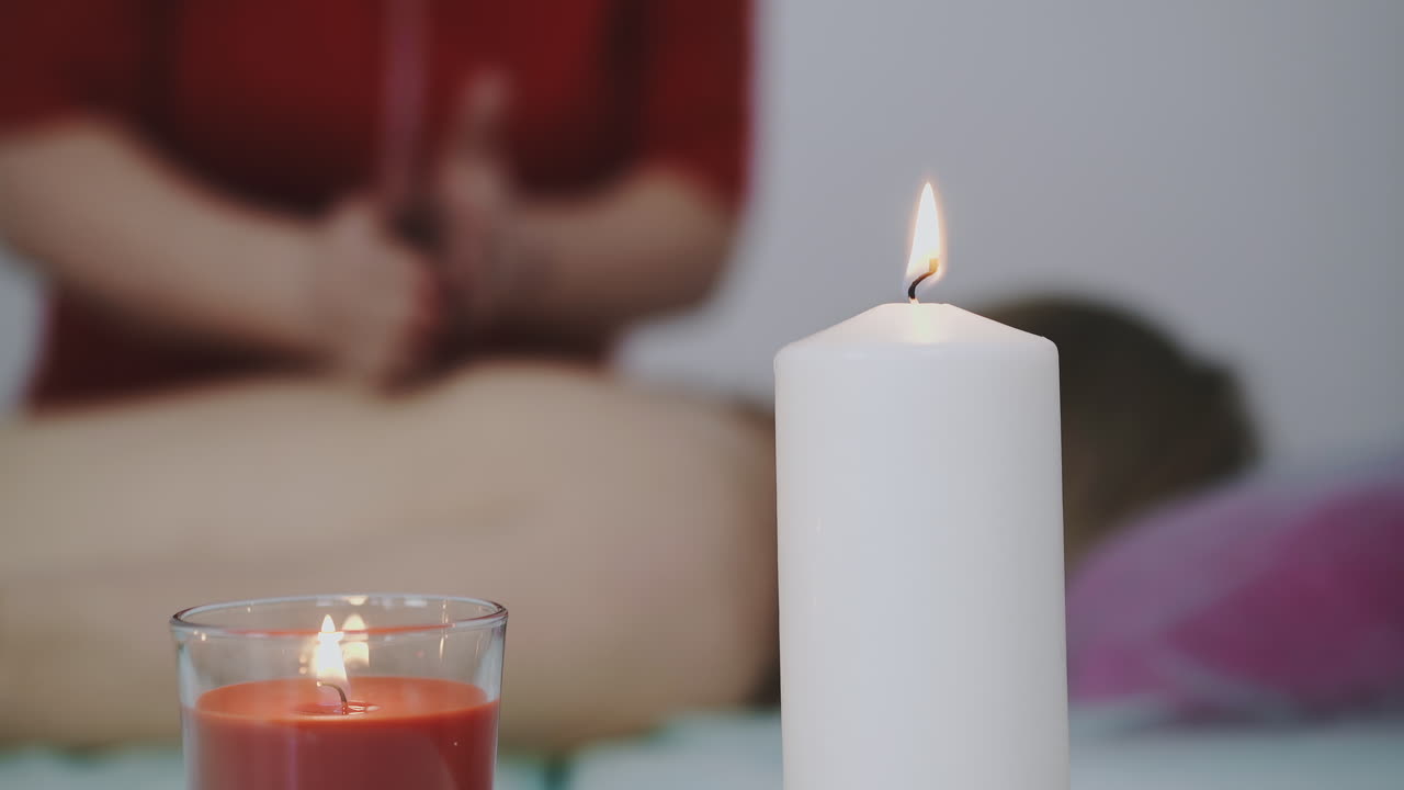 el médico golpea a la joven de espaldas haciendo masaje en el salón de belleza.