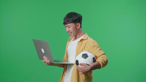 hombre viendo fútbol en línea en una computadora portátil