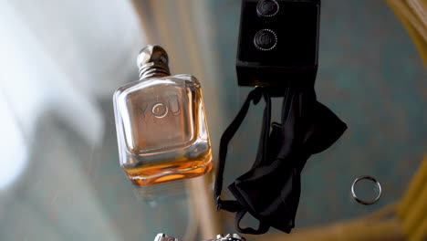 los accesorios del novio con la corbata de la mariposa en la mesa para el día de la boda - vista superior
