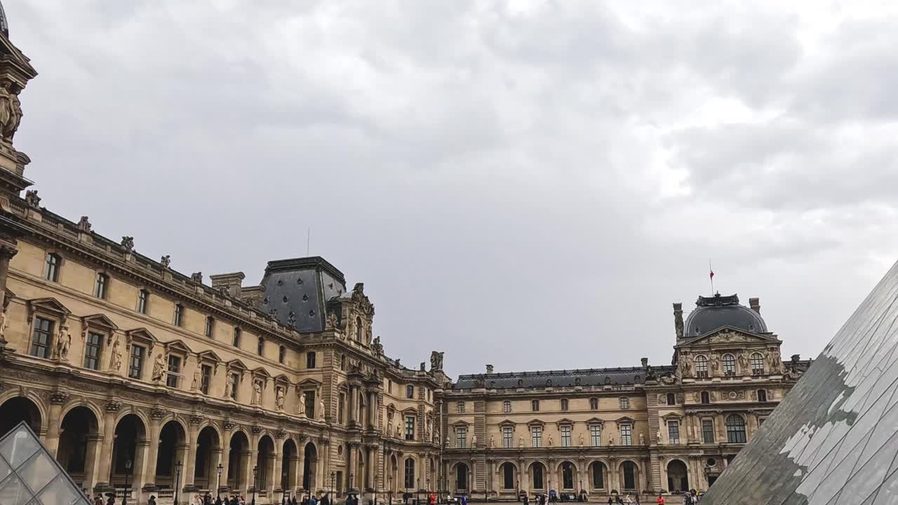 루브르의 상징적인 건축물의 파노라마 뷰
