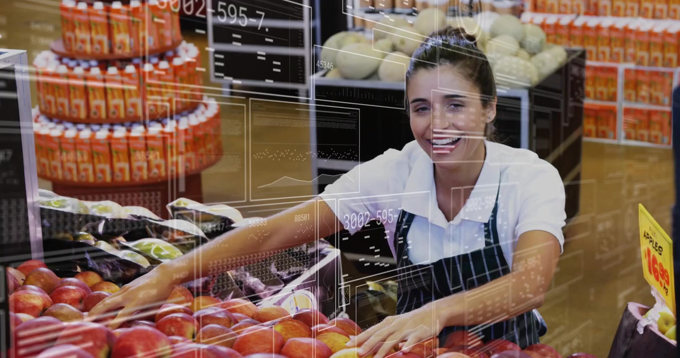 Addetto al reparto ortofrutta che seleziona e ispeziona mele rosse, attivando grafici digitali e aggiornando l'inventario.