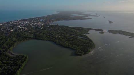 Weite-Luftaufnahme-Einer-Großen-Küsteninsel-Mitten-Im-Ozean,-Holbox