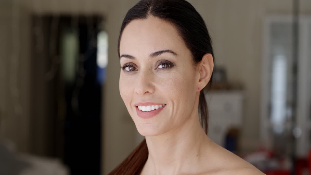 hermosa joven morena en el interior en casa