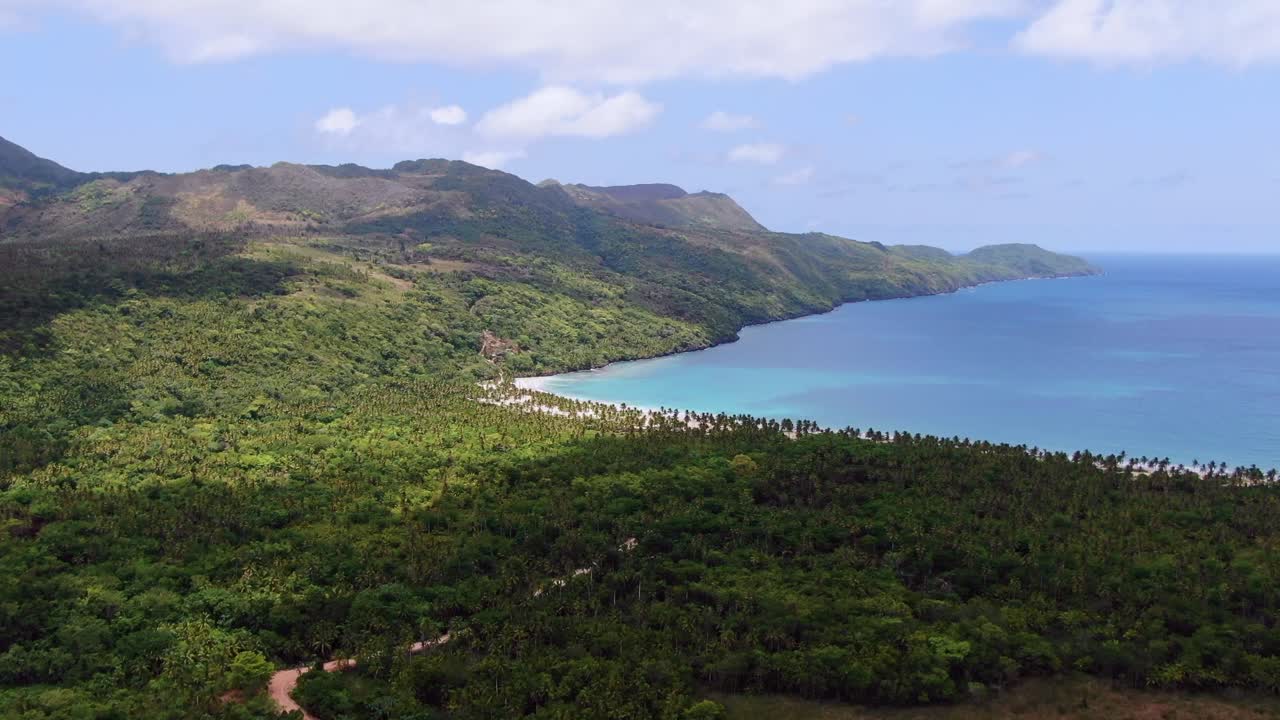 la impresionante playa rincon de la península de samana en la república dominicana