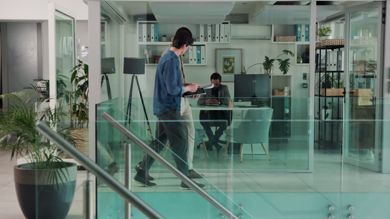 бизнесмены в офисе