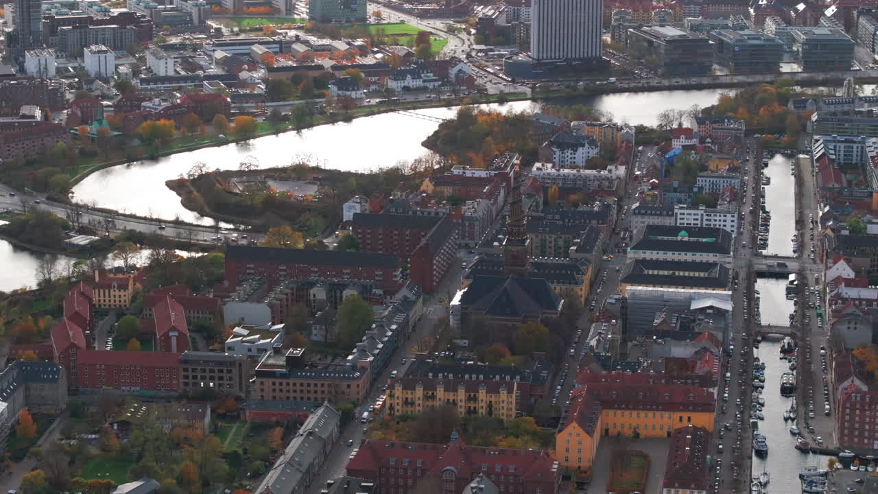 fotografía aérea en círculo de la iglesia de vor frelsers en copenhague