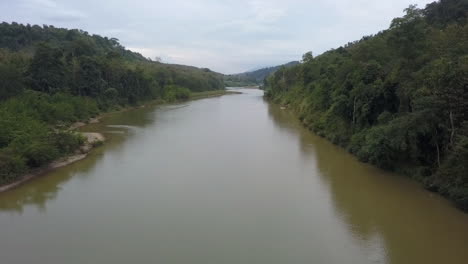 Leeres-Tourismus-Longtail-Flussboot-Fährt-Den-Mekong-Fluss-Hinauf-In-Laos