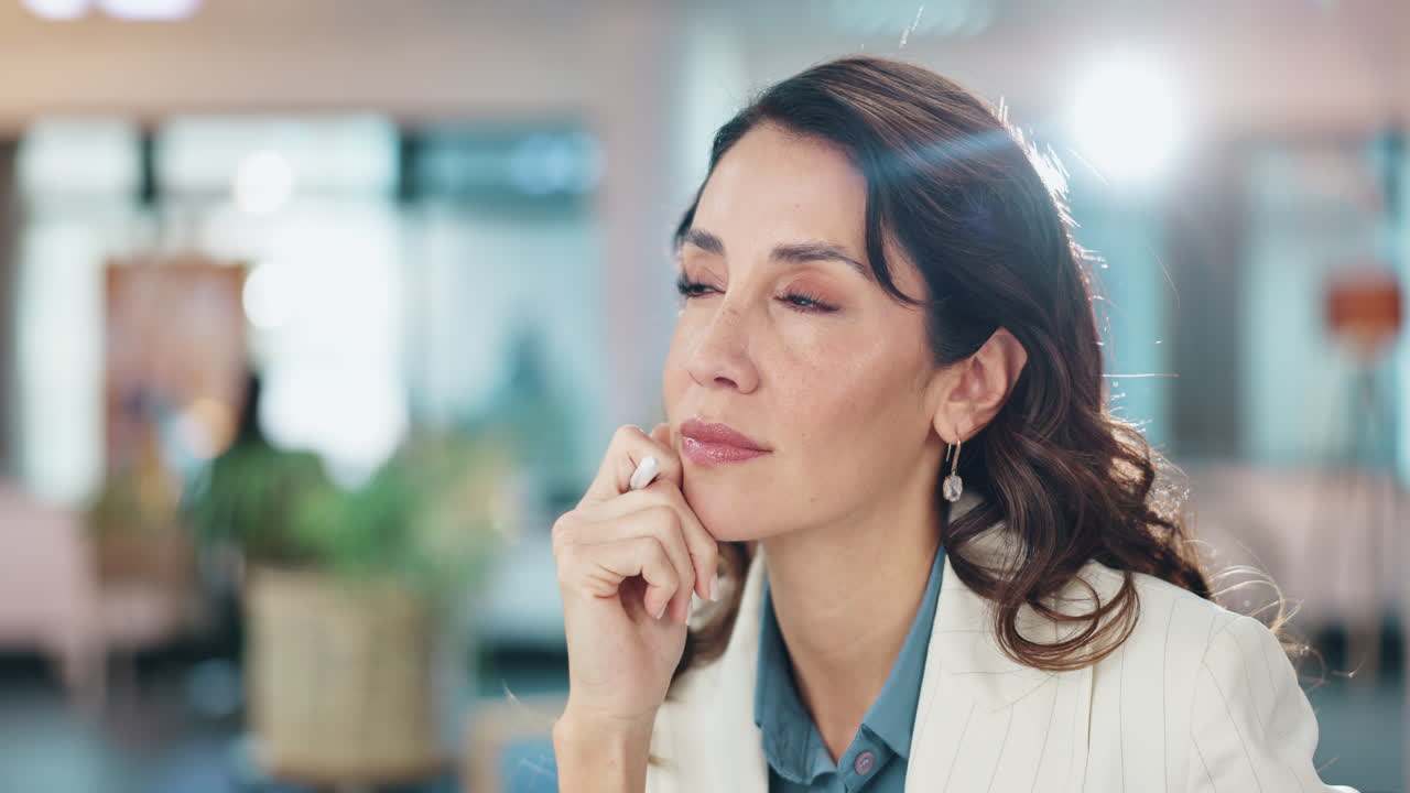 mujer de negocios pensando en la oficina