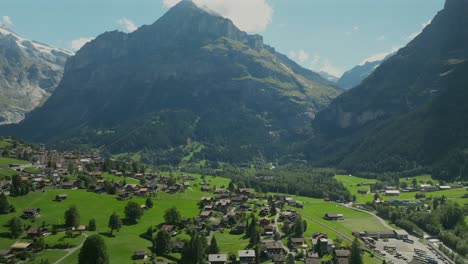 vista aérea de grindelwald y un parapente en suiza