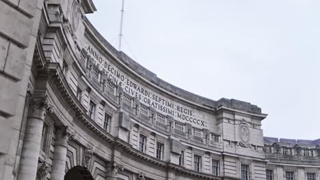 Smooth-reveal-shot-of-Admiralty-arch-London