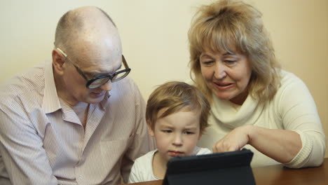 Family-time-with-touchpad