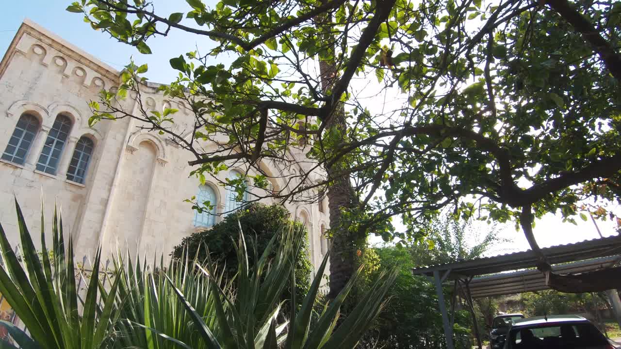 키프로스 리마솔에서 공개된 홀리 트리니티 교회 정면 정면 정문 입구 - 공개 샷의 와이드 슬로우 푸시