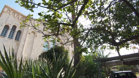 entrada de la puerta principal de la fachada frontal de la iglesia de la santísima trinidad revelada en limassol, chipre - disparo amplio y lento de revelación