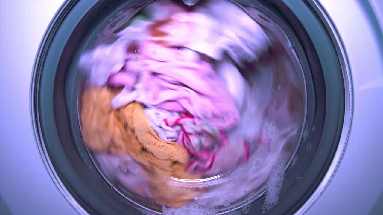 la lavadora blanca lava la ropa