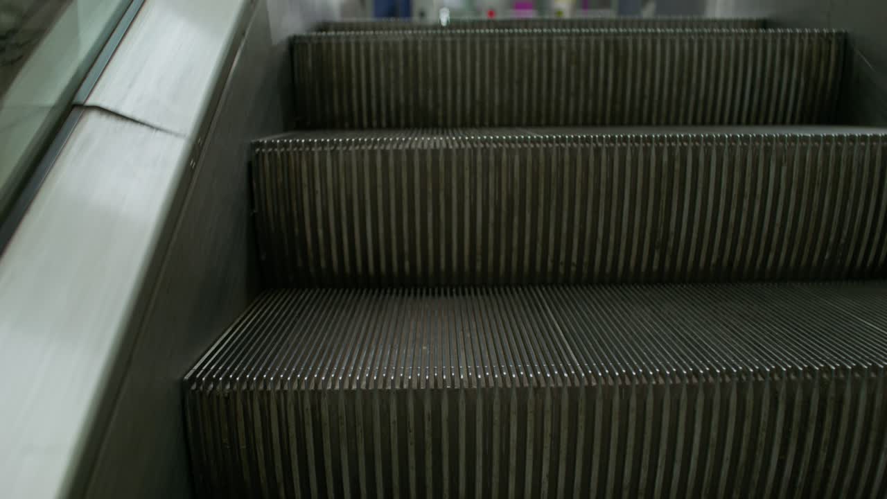 escalera móvil en un edificio