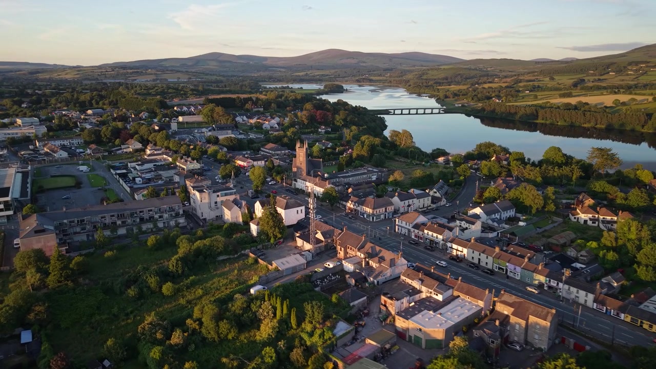 Blessington Lakes og by, gyldent time lys, luftperspektiv af lille bebyggelse, Irland