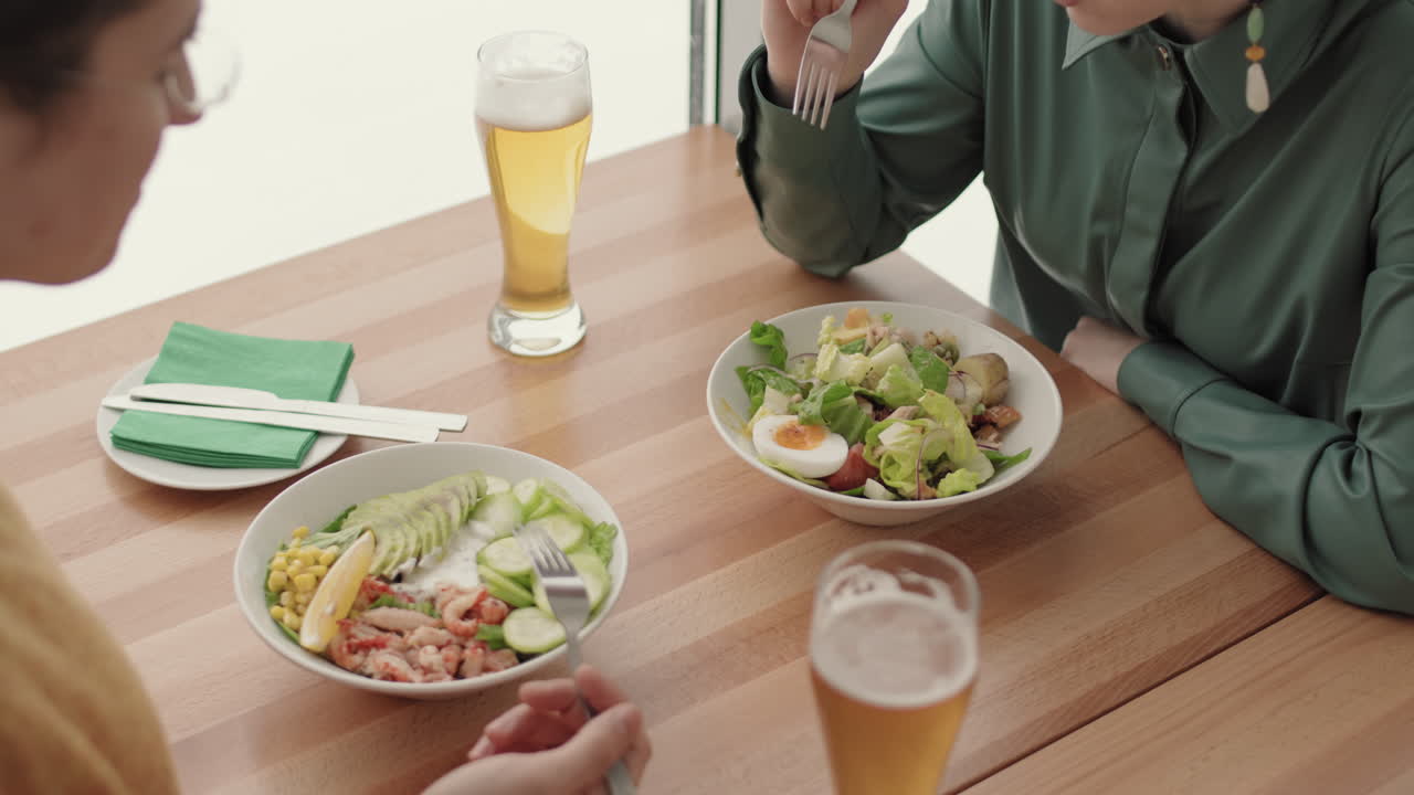 두 친구가 카페에서 만난다.