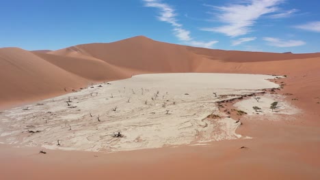 Toma-De-Seguimiento-De-Vista-Máxima-Del-Deadvlei-En-Namibia