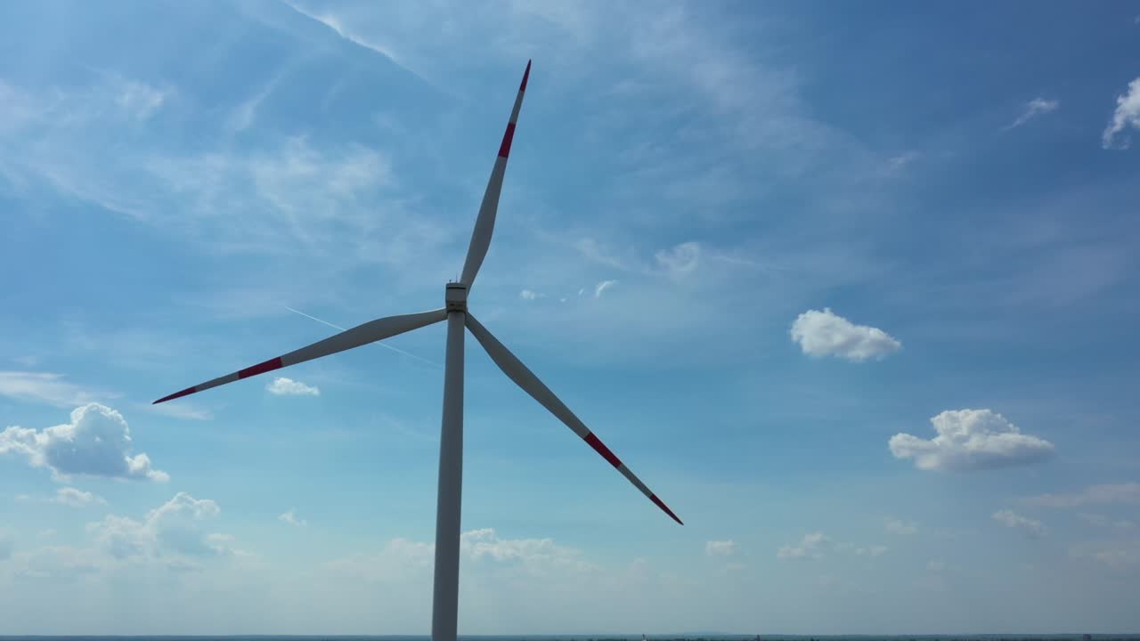 풍차, 지속 가능한 발전을 위한 청정 재생 에너지를 생산하기 위해 회전하는 대형 풍력 터빈