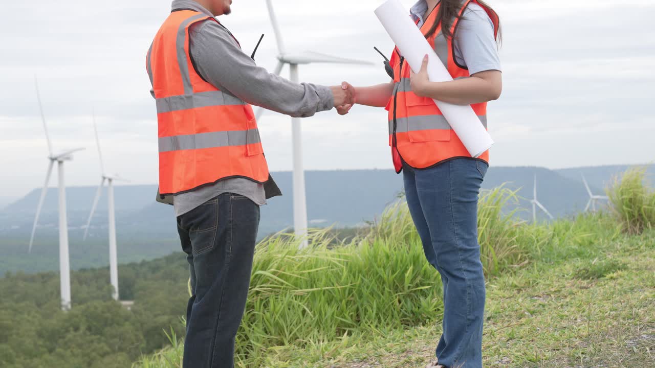 concepto progresivo de los ingenieros que trabajan en el parque eólico en la cima de la montaña.