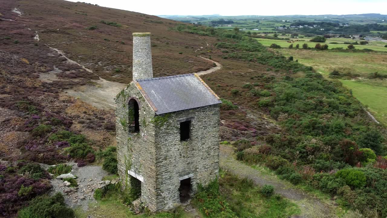 parys montaña abandonado ladrillo chimenea cobre minería molino piedra ruina vista aérea izquierda órbita revelar ladera
