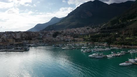 el puerto de castellammare del golfo en sicilia