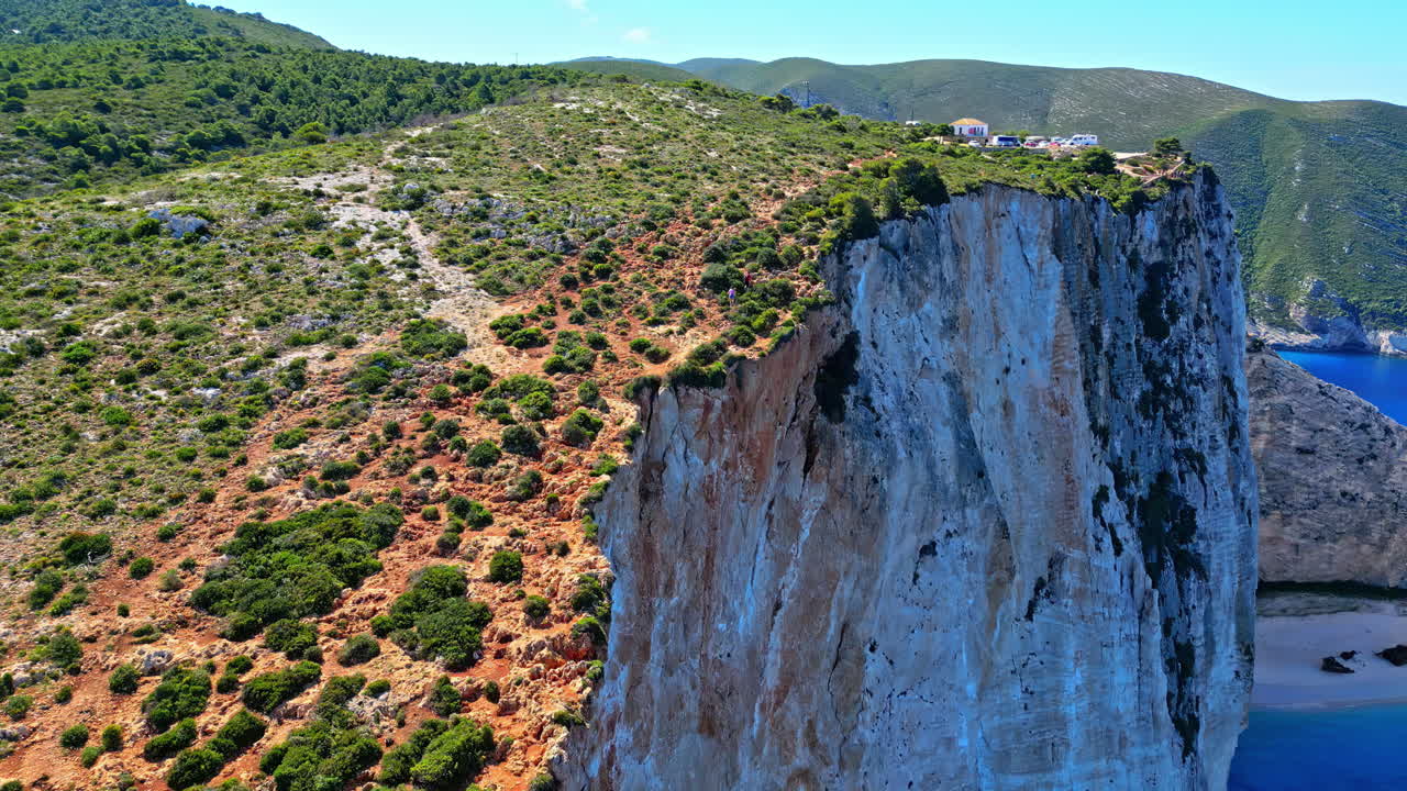 그리스 의 나바기오 해변 에 있는 높은 절벽 - 공중 드론 촬영