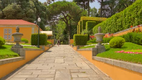 Joven-Pelirroja-Caminando-Por-Los-Jardines-Del-Palacio-De-Cristal-En-Oporto-En-Un-Día-Soleado-De-Verano