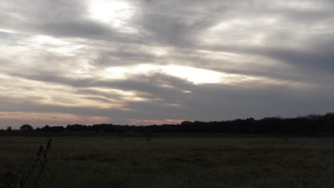 Kansas-Präriefeld-Während-Des-Sonnenuntergangs-Mit-Schönen-Wolken-Im-Himmel