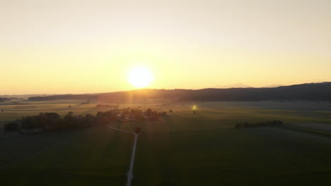 luchtfoto van de beierse vlakte tijdens zonsopgang