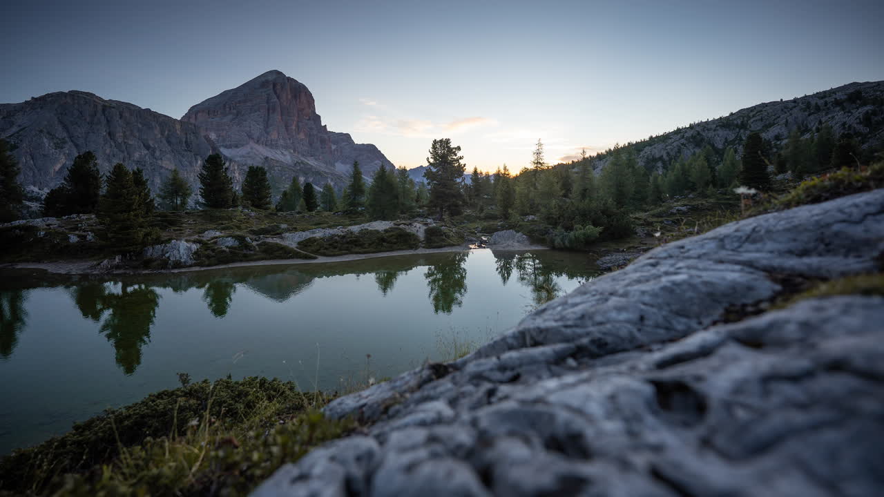 Timelapse alba montagne Dolomiti lago estate