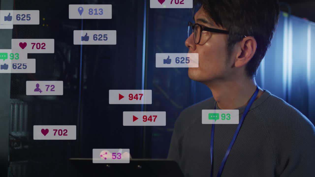 소셜 미디어 아이콘의 애니메이션 아시아 남성 엔지니어가 서버  ⁇ 에서 클립보드에 글을 쓰고 있습니다.