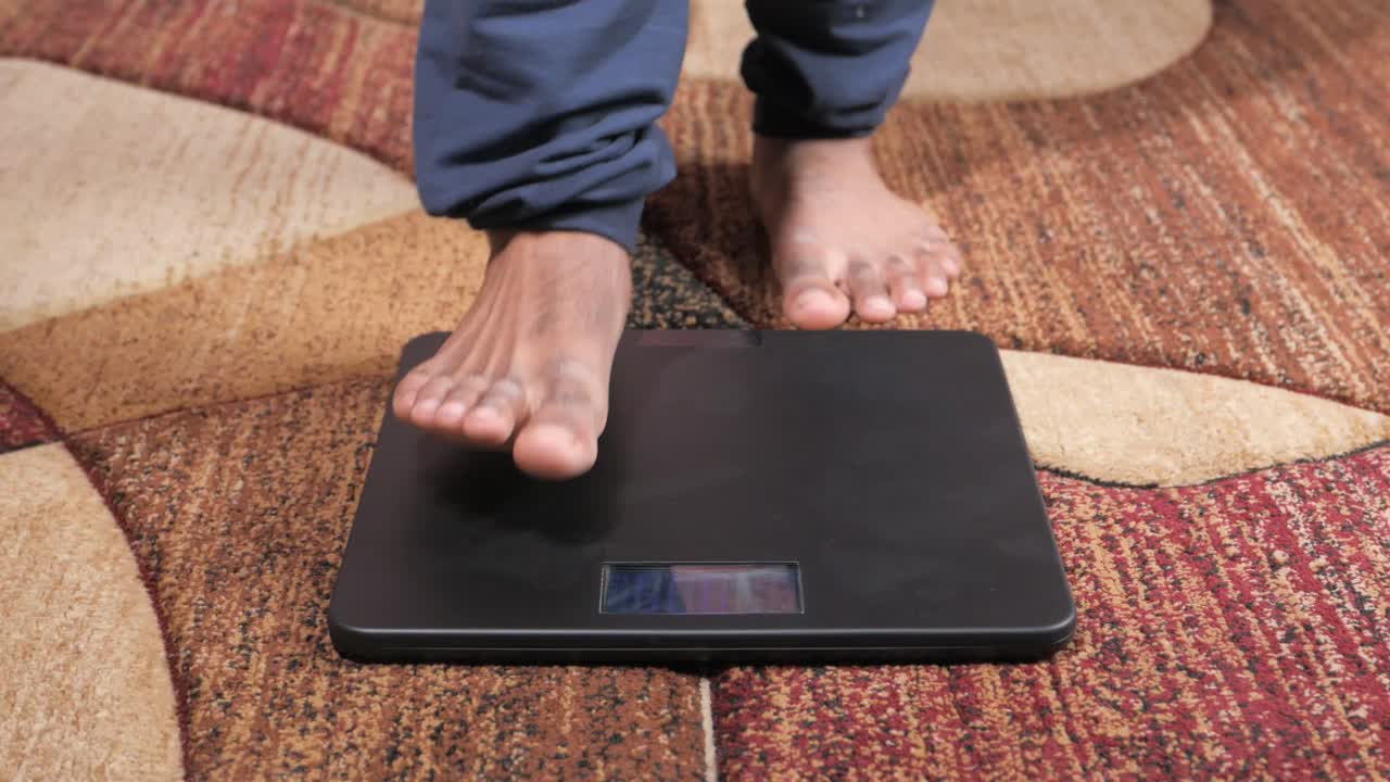 persona de pie en una balanza de peso