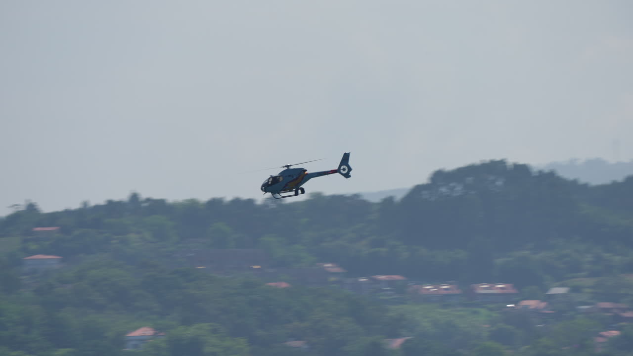 helicóptero en vuelo